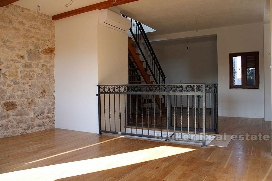 Vodice, renovovaný kamenný dům v centru