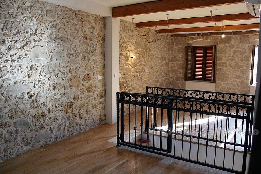 Vodice, renovovaný kamenný dům v centru
