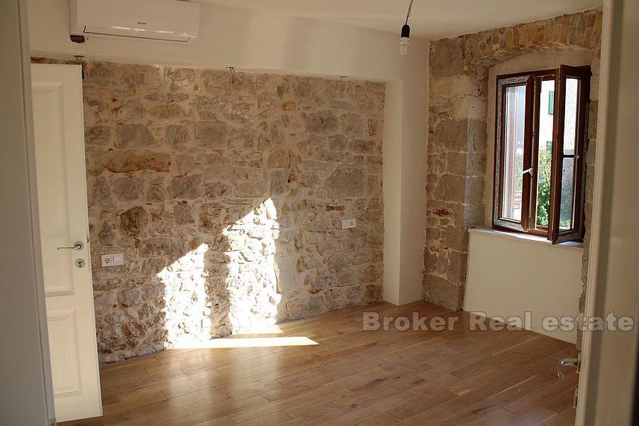 Vodice, renovovaný kamenný dům v centru