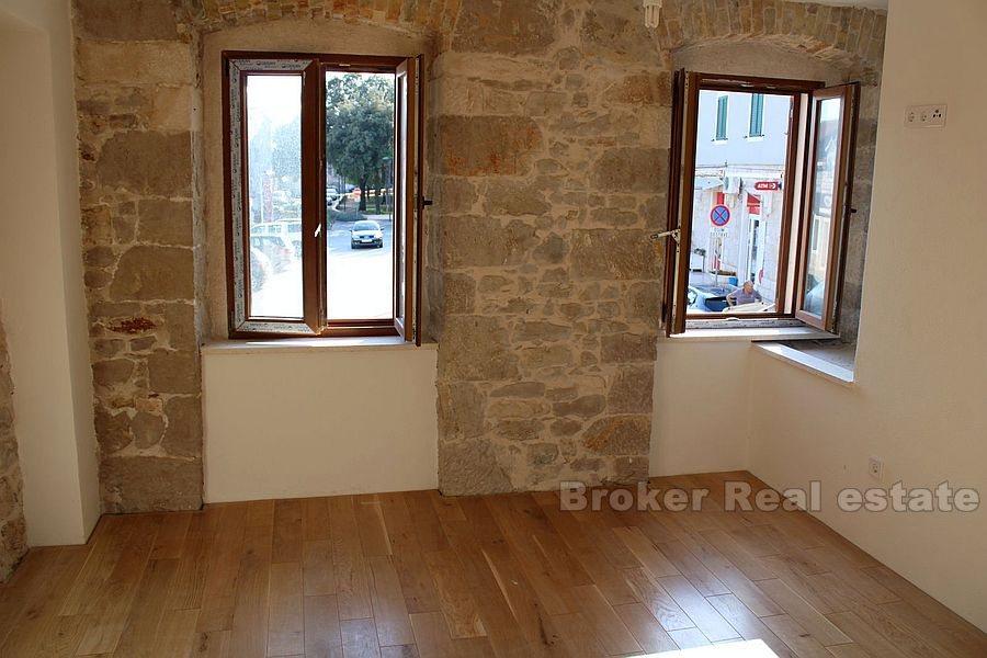 Vodice, renovovaný kamenný dům v centru
