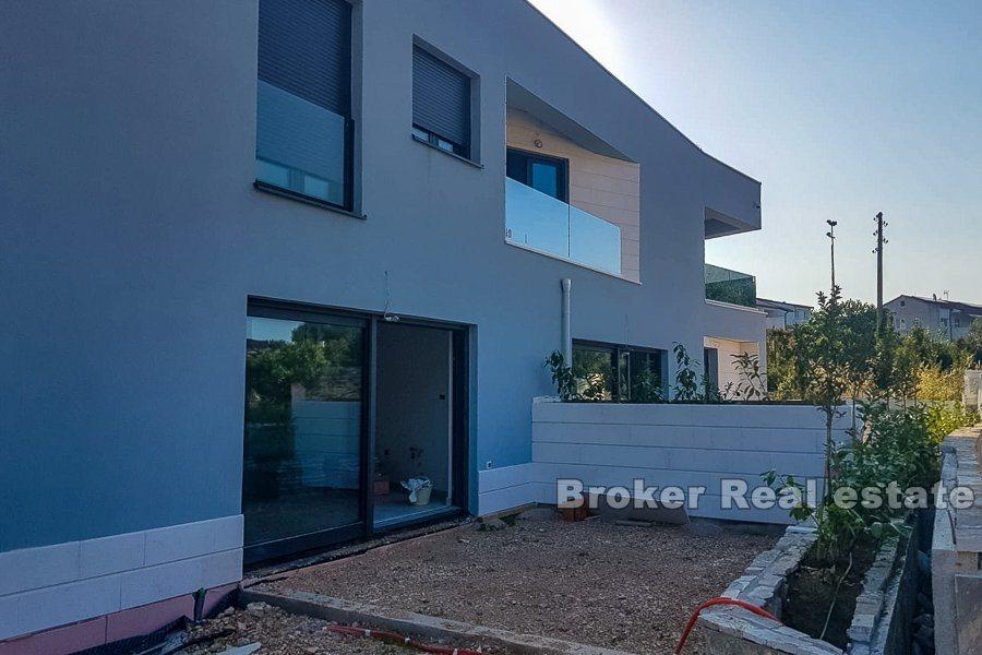 Vodice, novoizgrađeni apartmani u blizini plaže