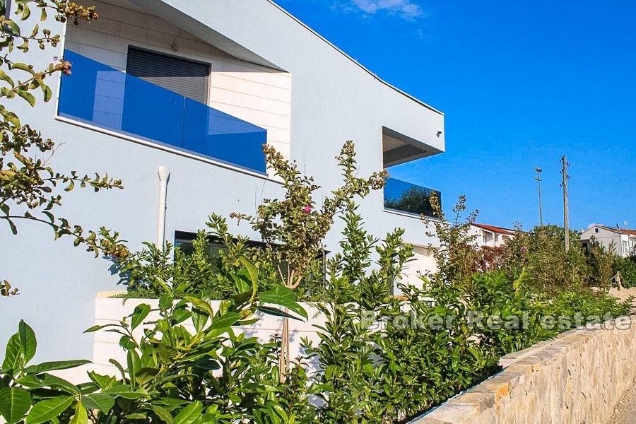 Vodice, novoizgrađeni apartmani u blizini plaže
