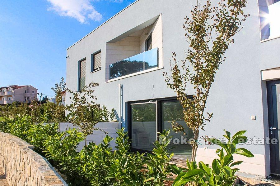 Vodice, novoizgrađeni apartmani u blizini plaže