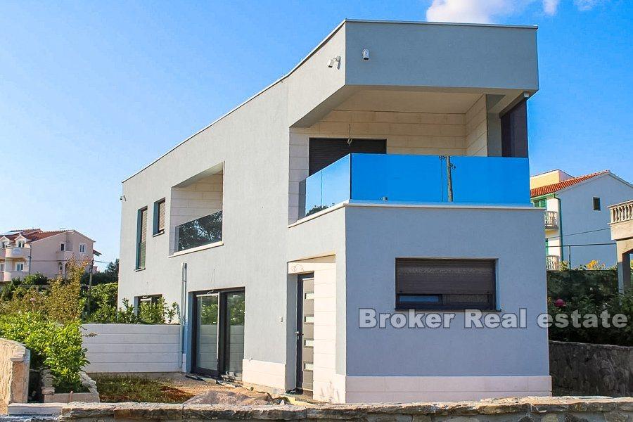 Vodice, novoizgrađeni apartmani u blizini plaže