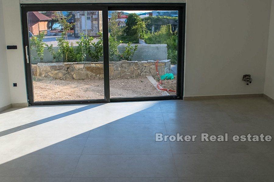 Vodice, novoizgrađeni apartmani u blizini plaže