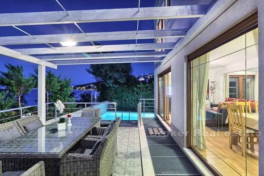 Insel Ciovo, einzigartige Villa in der ersten Reihe zum Meer