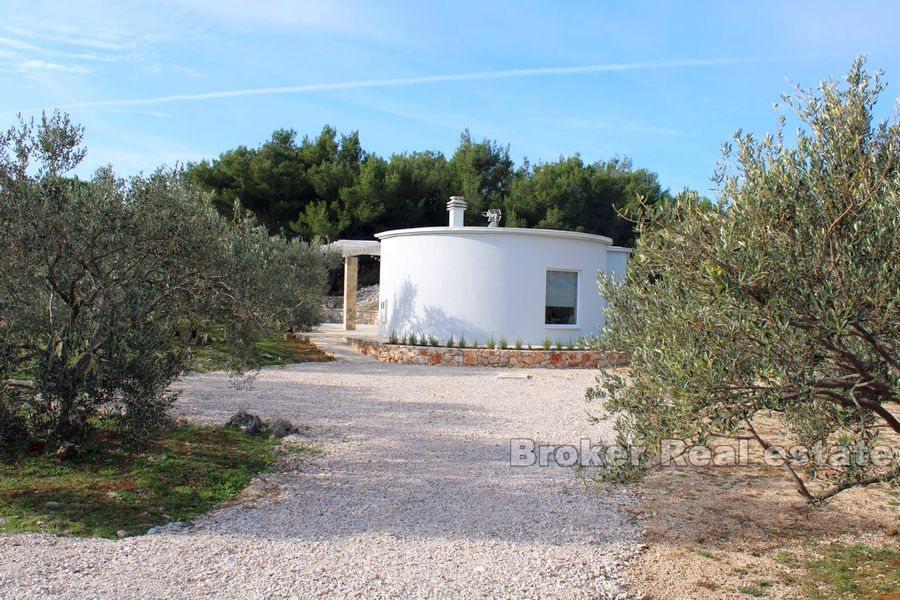 Primosten zázemí, větší pozemek s menším domem