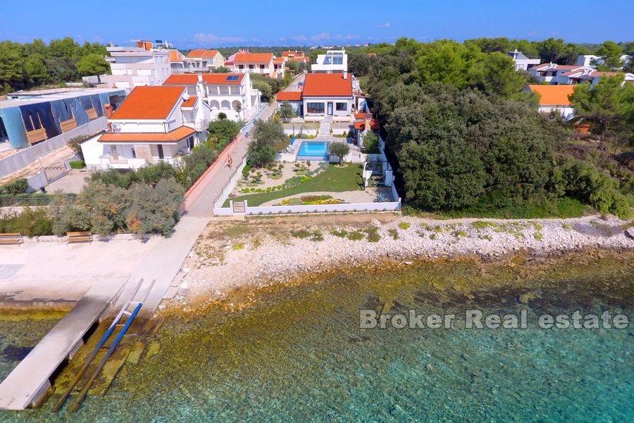 I nærheten av Zadar, attraktiv villa, første rad til sjøen med svømmebasseng