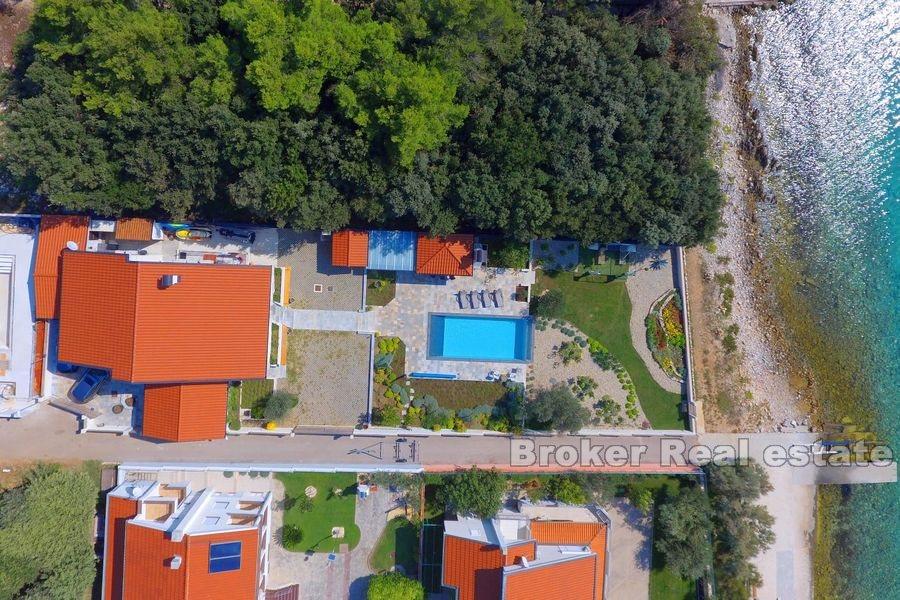I nærheten av Zadar, attraktiv villa, første rad til sjøen med svømmebasseng