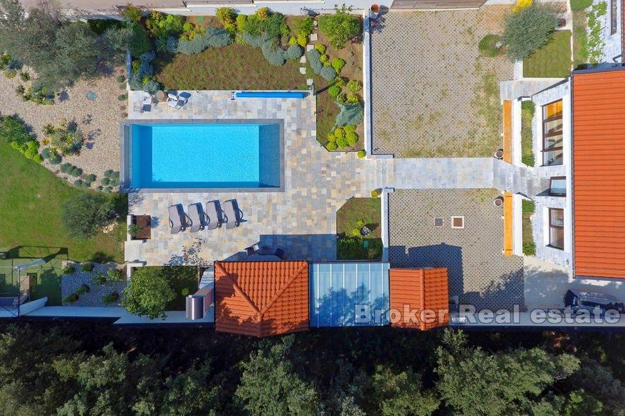 Рядом Задар, привлекательная вилла, первый ряд от моря с бассейном