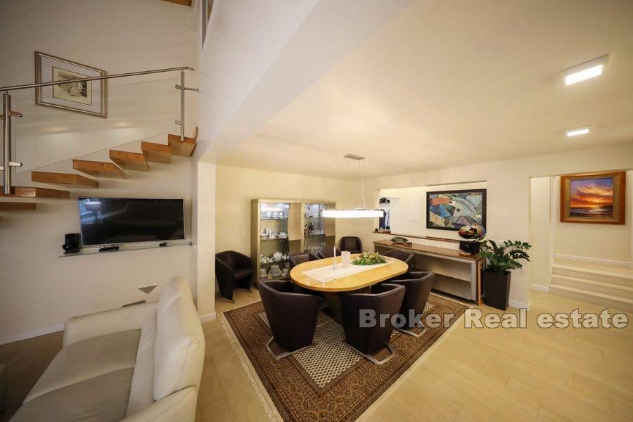 I nærheten av Zadar, attraktiv villa, første rad til sjøen med svømmebasseng