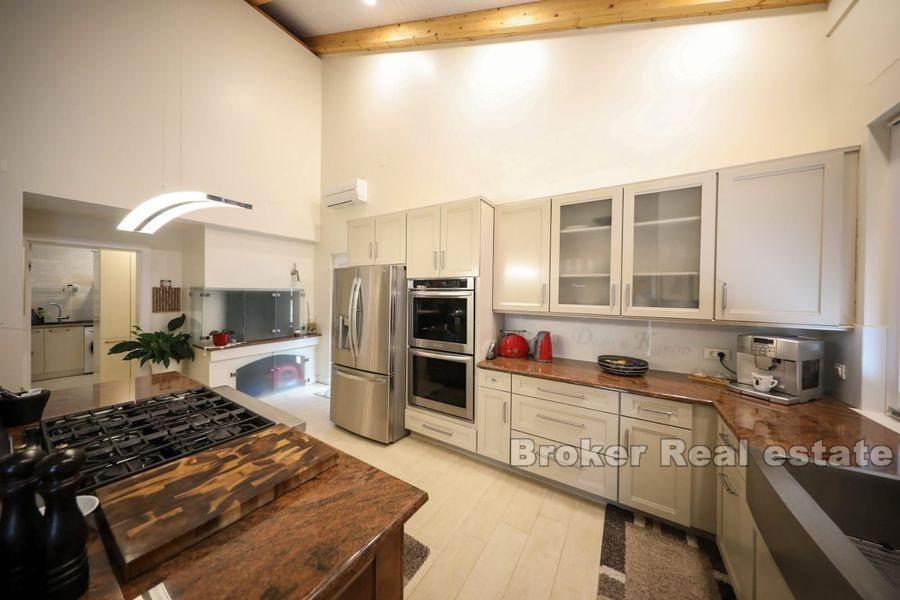 I nærheten av Zadar, attraktiv villa, første rad til sjøen med svømmebasseng