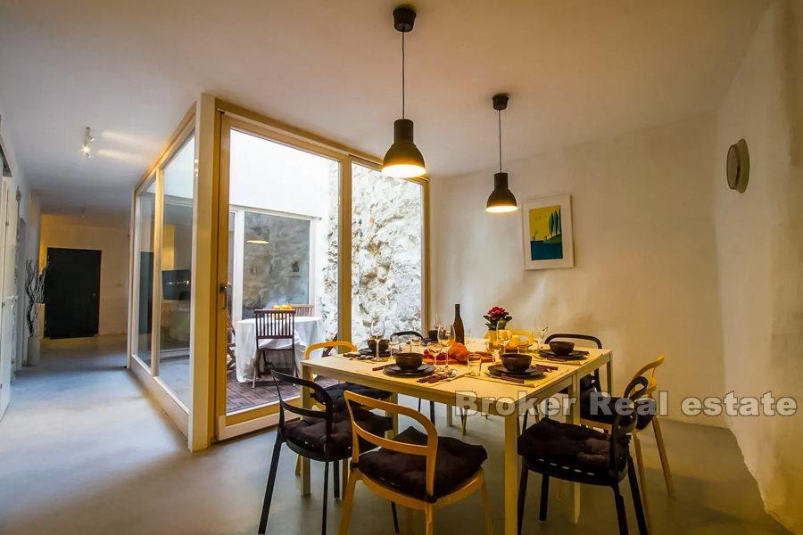 Ön Murter, tre våningar stenvilla med havsutsikt