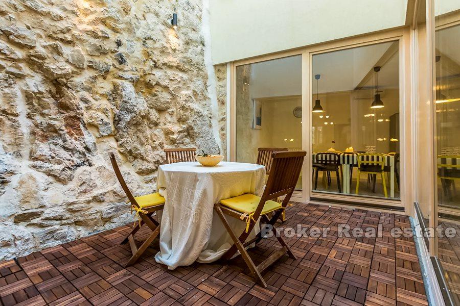 Ostrov Murter, trojposchodová kamenná vila s výhľadom na more