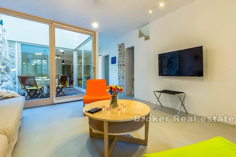 Ostrov Murter, trojposchodová kamenná vila s výhľadom na more