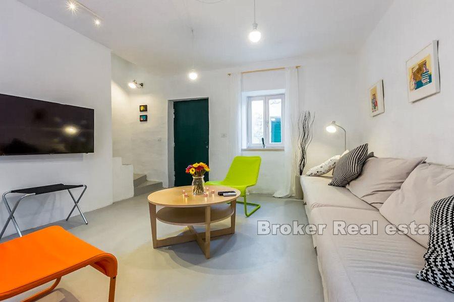 Ostrov Murter, trojposchodová kamenná vila s výhľadom na more