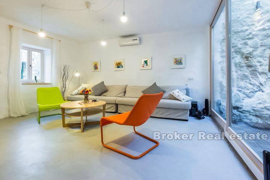 Ostrov Murter, trojposchodová kamenná vila s výhľadom na more