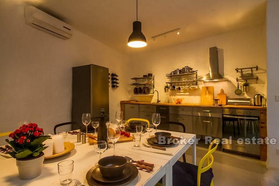 Ostrov Murter, trojposchodová kamenná vila s výhľadom na more