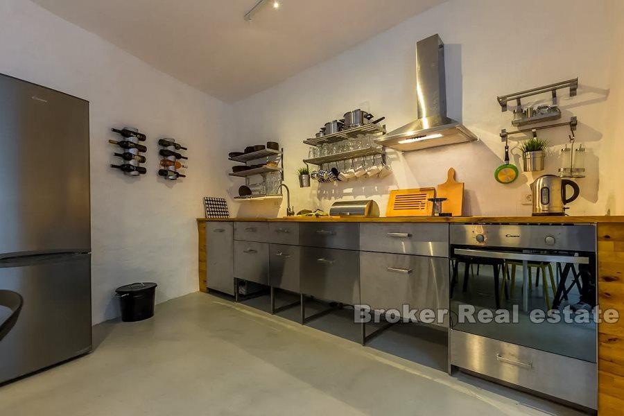 Ostrov Murter, trojposchodová kamenná vila s výhľadom na more