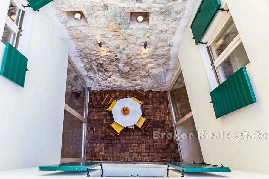 Ostrov Murter, trojposchodová kamenná vila s výhľadom na more