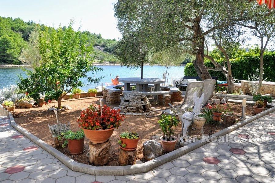 Šibenik, dům u moře nedaleko Šibeniku