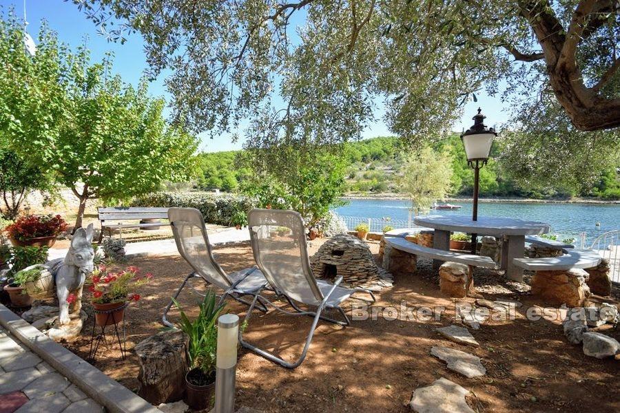 Šibenik, dům u moře nedaleko Šibeniku