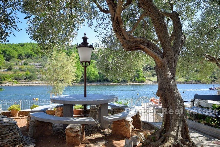 Šibenik, dům u moře nedaleko Šibeniku