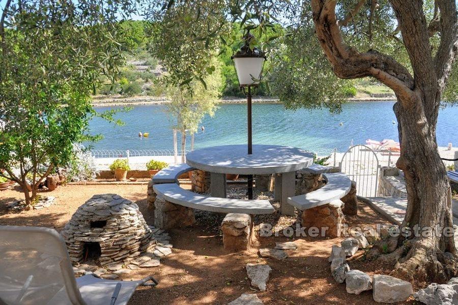 Šibenik, dům u moře nedaleko Šibeniku