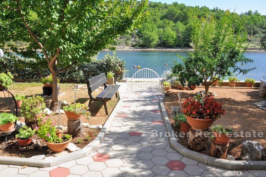 Šibenik, dům u moře nedaleko Šibeniku