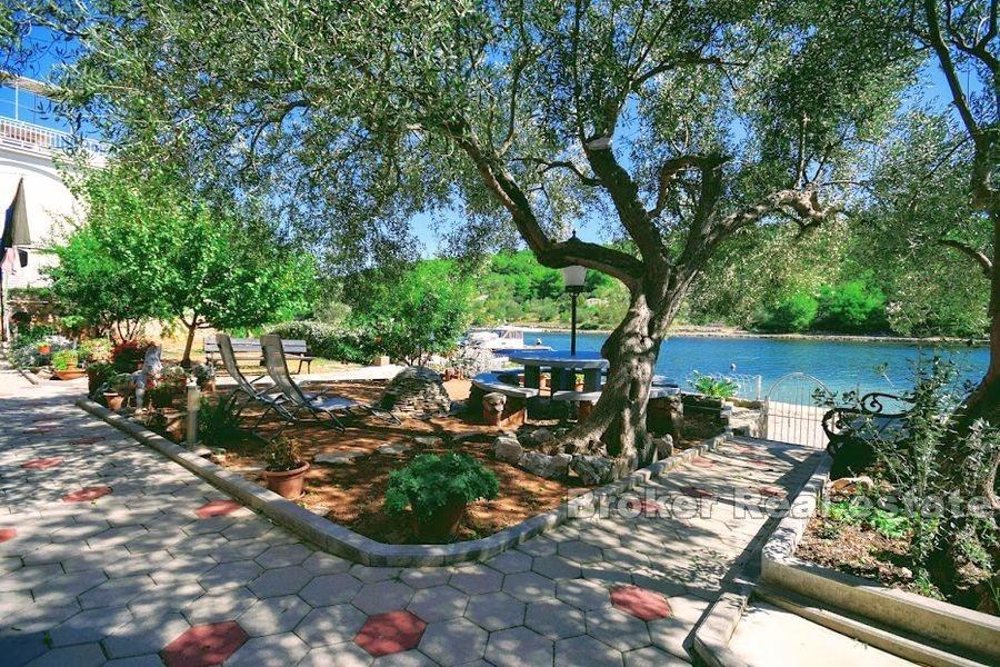 Šibenik, dům u moře nedaleko Šibeniku