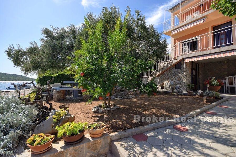 Šibenik, dům u moře nedaleko Šibeniku