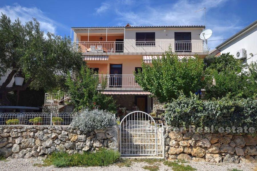 Šibenik, dům u moře nedaleko Šibeniku