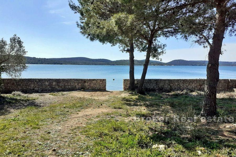 Рядом Шибеник, привлекательная земля под застройку в первом ряду от моря