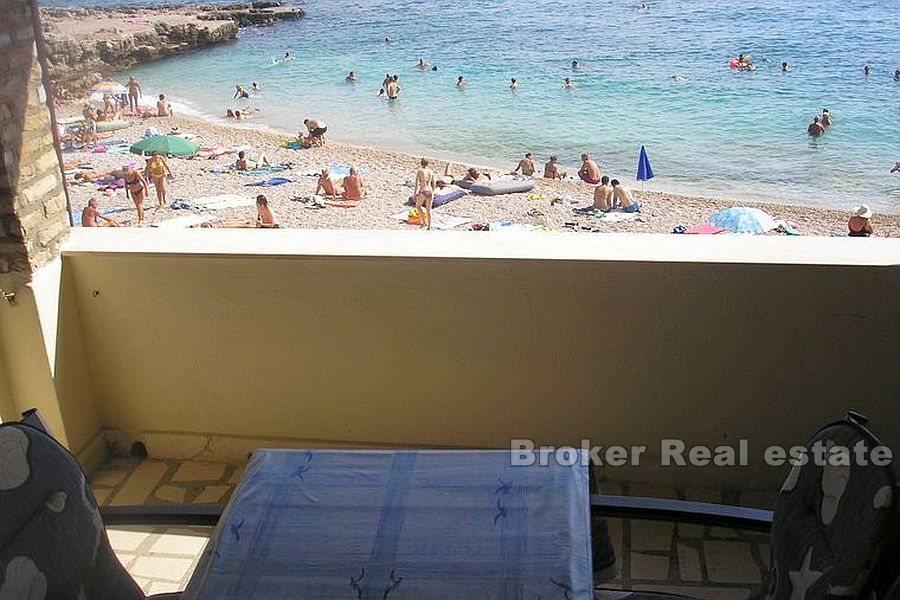 Île de Hvar, maison jumelée première rangée à la mer