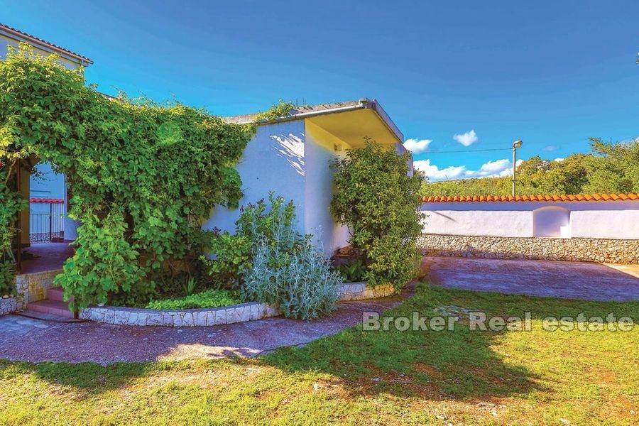 U blizini Rogoznice, mala skladna kuća za odmor