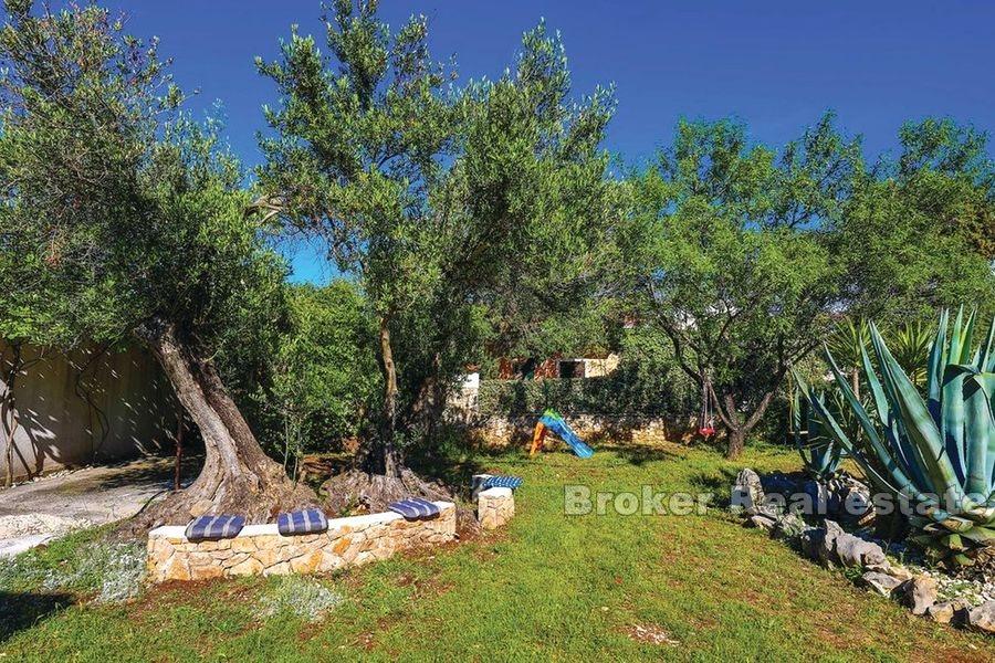 U blizini Rogoznice, mala skladna kuća za odmor