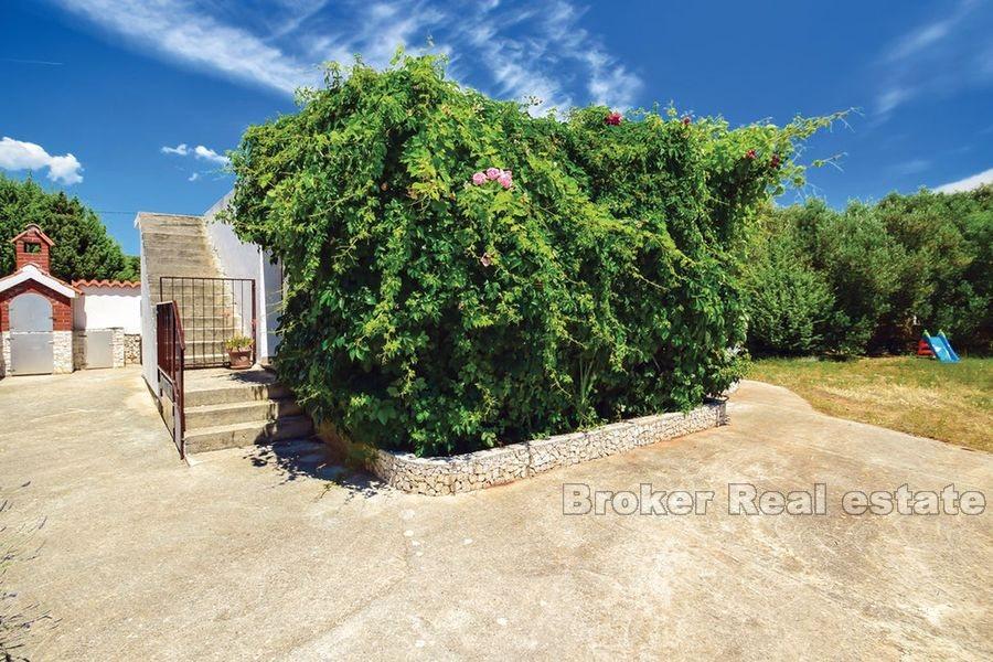 U blizini Rogoznice, mala skladna kuća za odmor