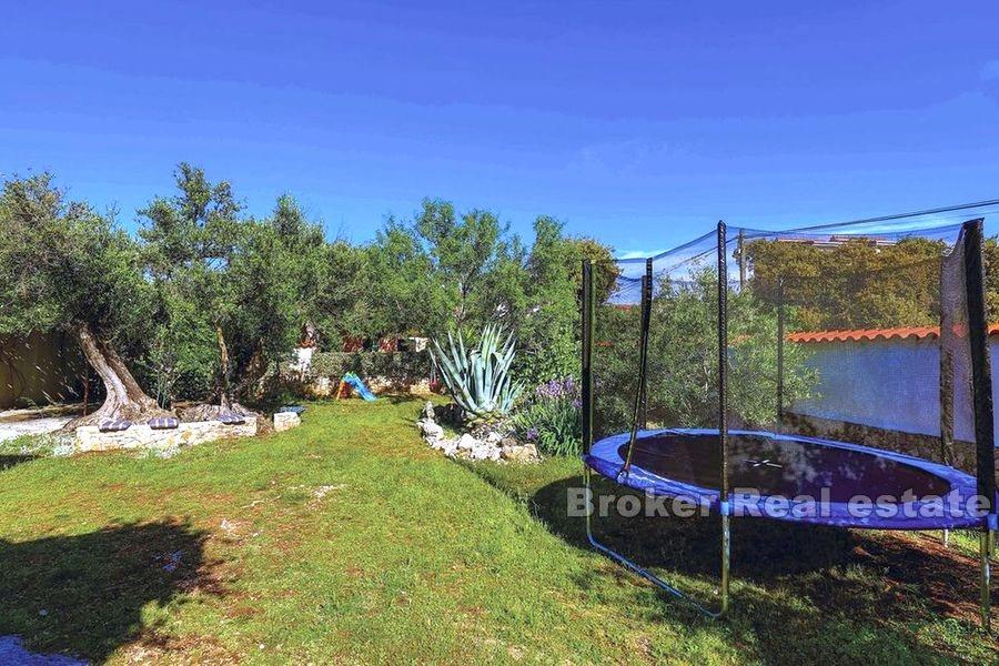 U blizini Rogoznice, mala skladna kuća za odmor