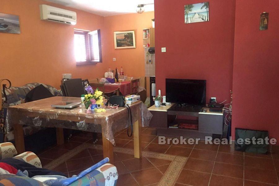 U blizini Rogoznice, mala skladna kuća za odmor