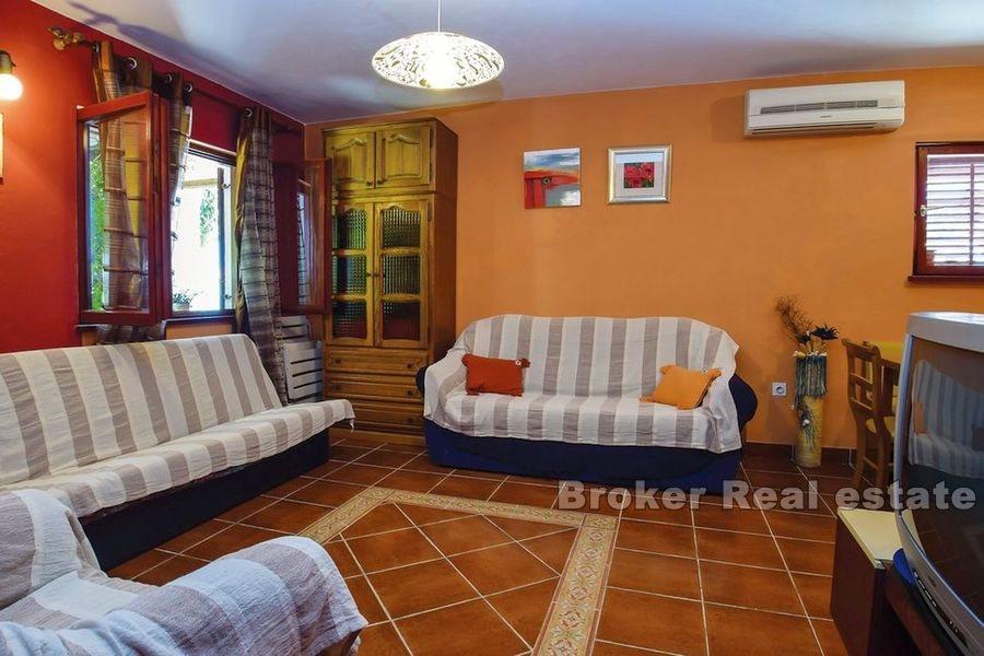 U blizini Rogoznice, mala skladna kuća za odmor