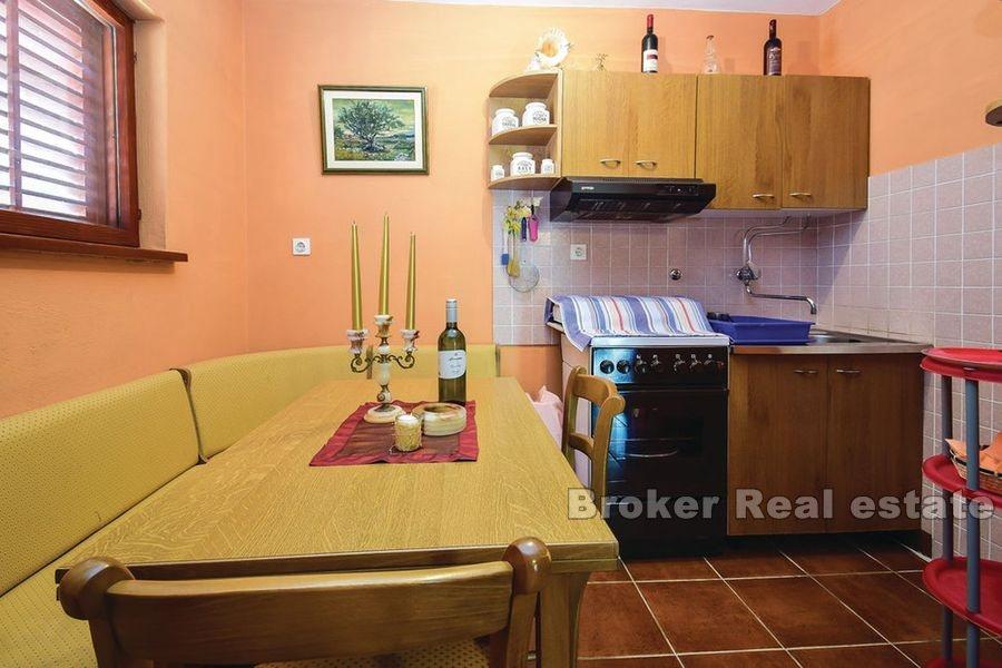 U blizini Rogoznice, mala skladna kuća za odmor