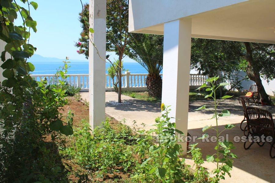 Riwiera Makarska, ładny dom wolnostojący w pierwszym rzędzie do morza