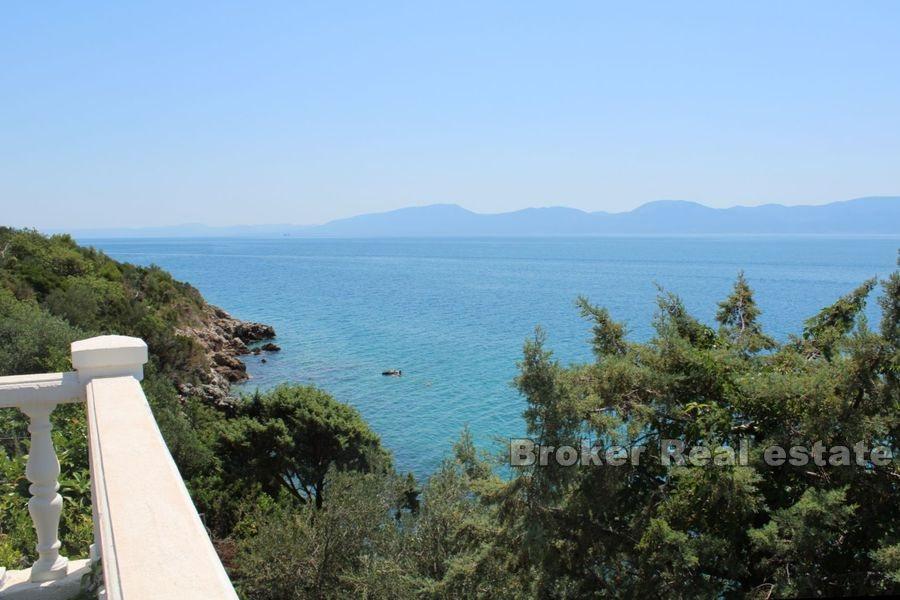 Riwiera Makarska, ładny dom wolnostojący w pierwszym rzędzie do morza