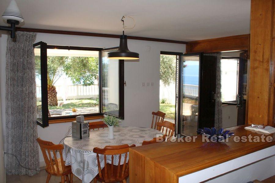 Riwiera Makarska, ładny dom wolnostojący w pierwszym rzędzie do morza