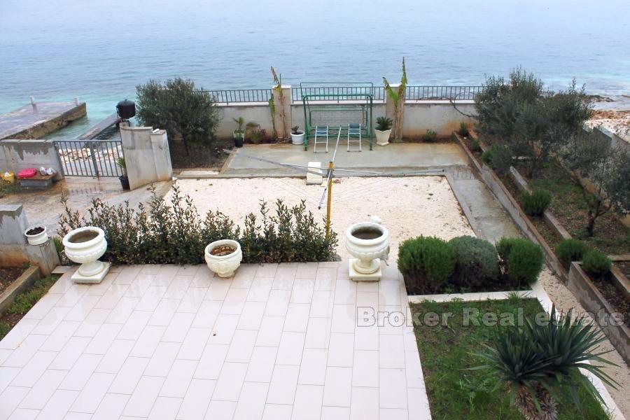 ön Ciovo, hus vid havet