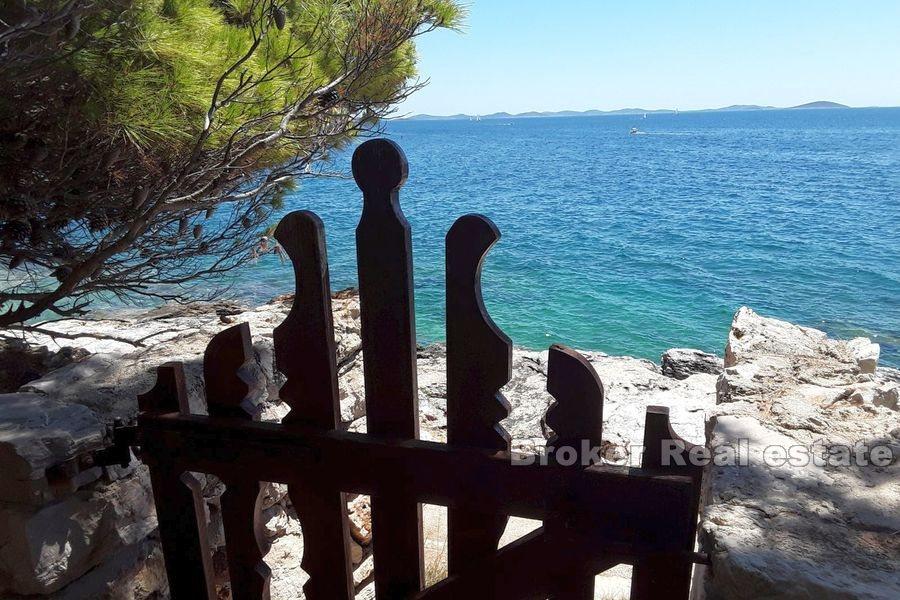 Ostrov Murter, Robinsonov dom v prvom rade k moru