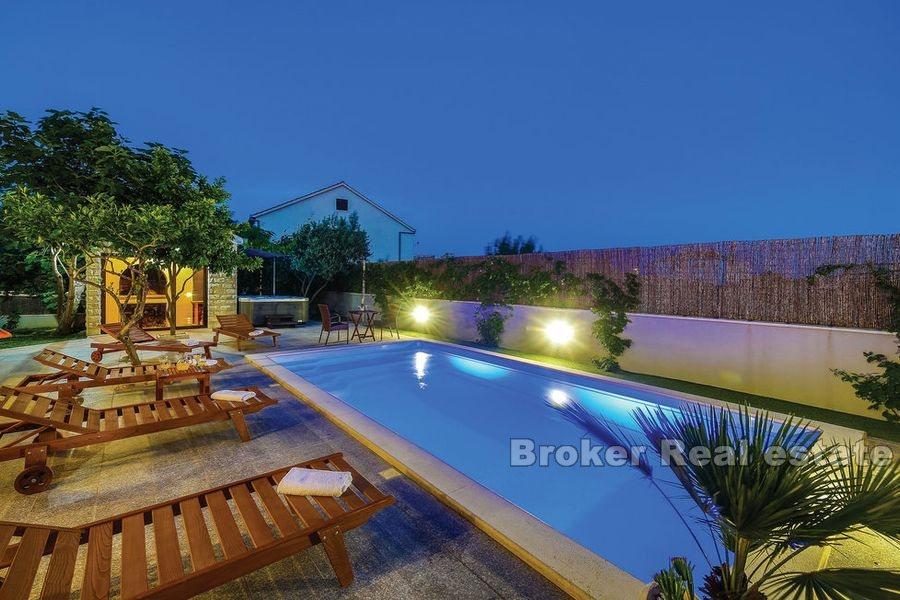 Kastela, Villa mit Pool