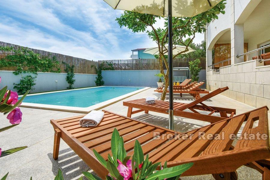 Kastela, Villa mit Pool
