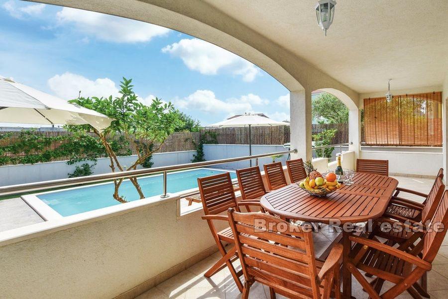 Kastela, Villa mit Pool
