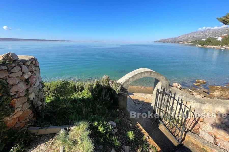 Blízko Zadaru, středomořský dům první řadě k moři